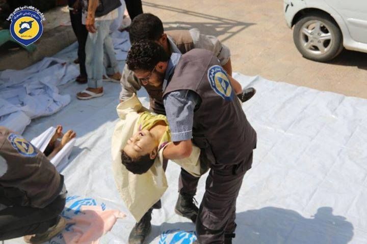 A member of the White Helmets holds the body of a child following an alleged Russian airstrike on Douma, 6th Dec (via SNN)