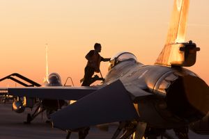 Dutch aircrew prepare a plane for offensive operations (Dutch MoD/ Henry Westendorp)