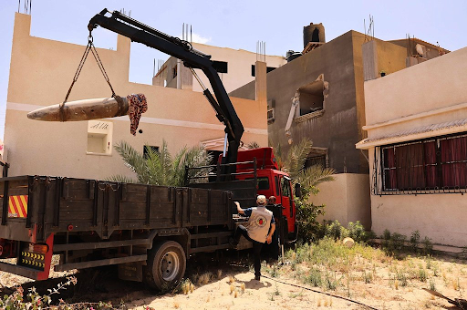 Crews work to remove the unexploded Israeli missile that landed in the home of Muhammad and Munis Muhareb east of Ma’an area on May 20, 2021. (Image posted by @PalinfoAr)