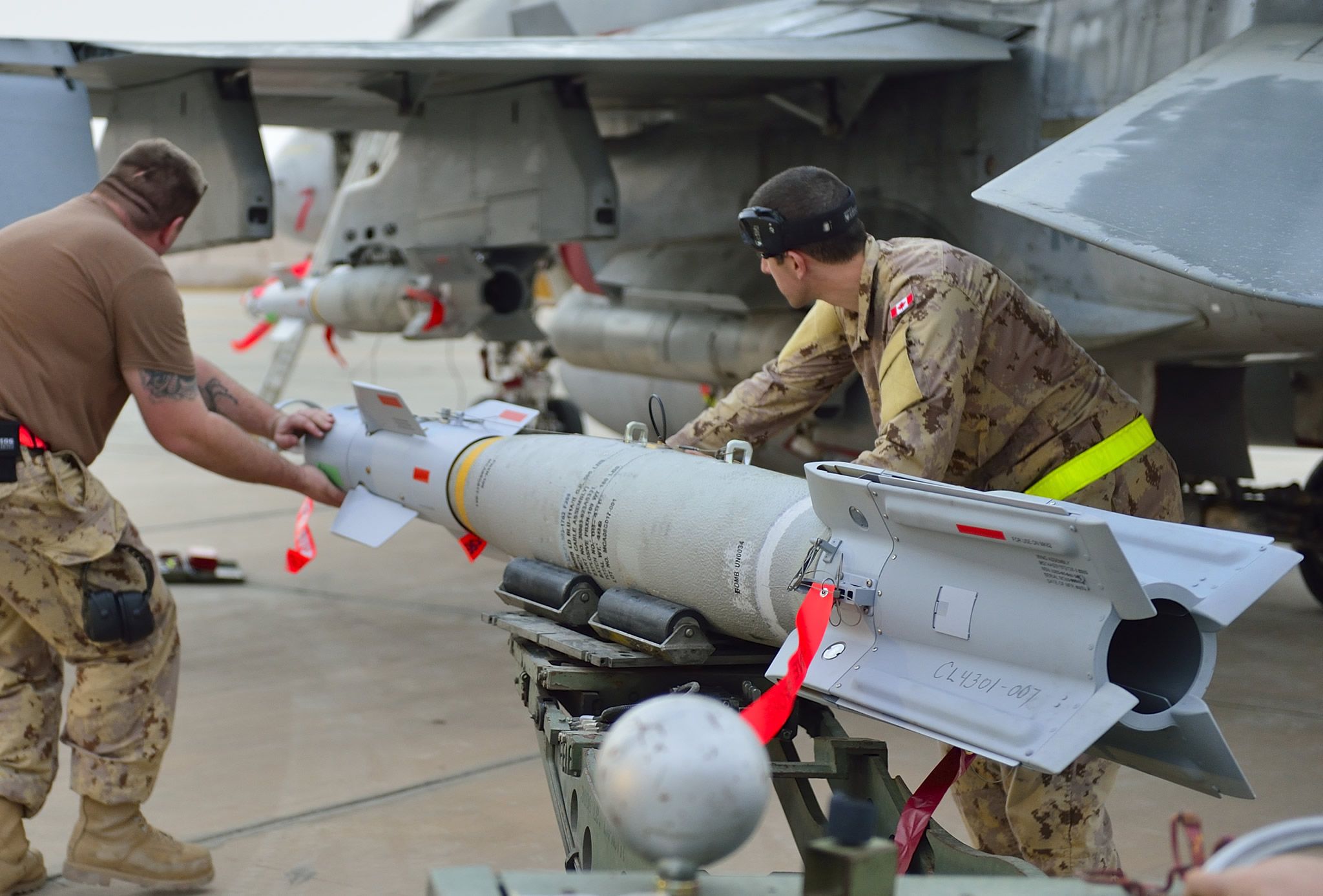 Canadian crews arm aircraft prior to an Iraq mission (Canadian MoD)