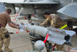 A Canadian crew arms an aircraft prior to its Iraq mission (Canadian MoD)