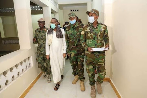 Prime Minister of Somalia visits soldiers wounded in Al Shabaab attack on Awdhiigle and Barire military bases. (Image posted by MM Dhoore via Twitter)