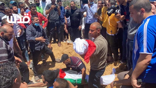 Burial of the 10 women and children killed in Israeli strikes on Al Shati camp on May 15th, 2021. (Image posted by @qudsn)