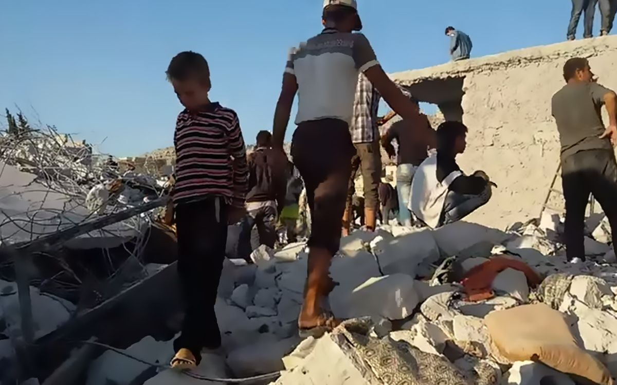 Rescuers search for survivors of a US airstrike at Kafar Daryan, Syria September 23 2014 (via Syrian Network for Human Rights)