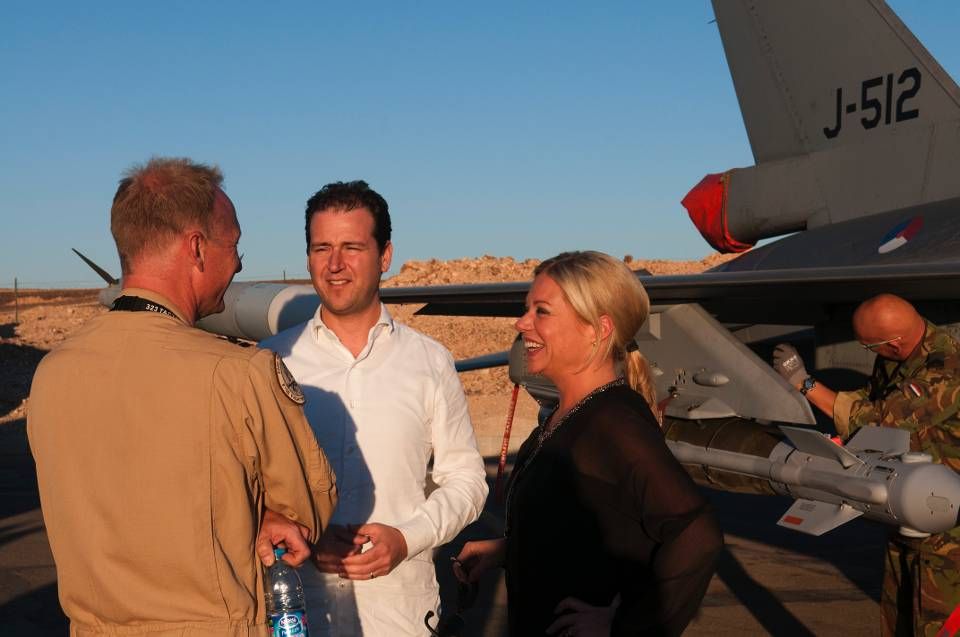 Deputy PM Lodewijk Asscher and Defence Minister Jeanine Hennis-Plasschaert visit Dutch F-16s in the Middle East Nov 6th 2014 (Dutch MoD)
