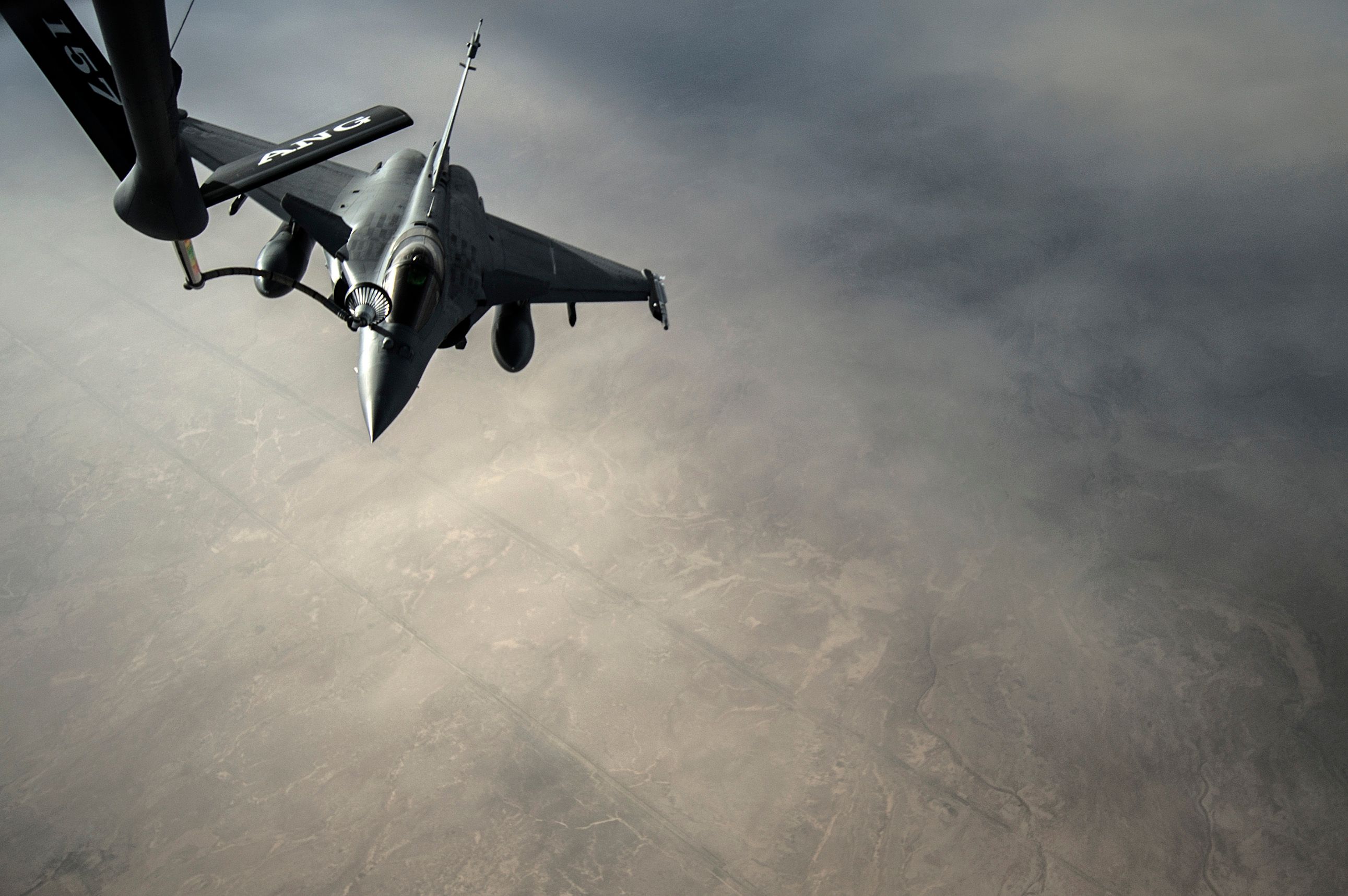 A French Rafale is refueled over Iraq January 8 2016, by U.S. Air Force Airmen from the 340th Expeditionary Air Refueling Squadron refuel a French F-2 Rafale over Iraq in support of Operation Inherent Resolve, Jan. 8, 2016. OIR is the coalition intervention against the Islamic State of Iraq and the Levant. (U.S. Air Force photo by Tech. Sgt. Nathan Lipscomb)