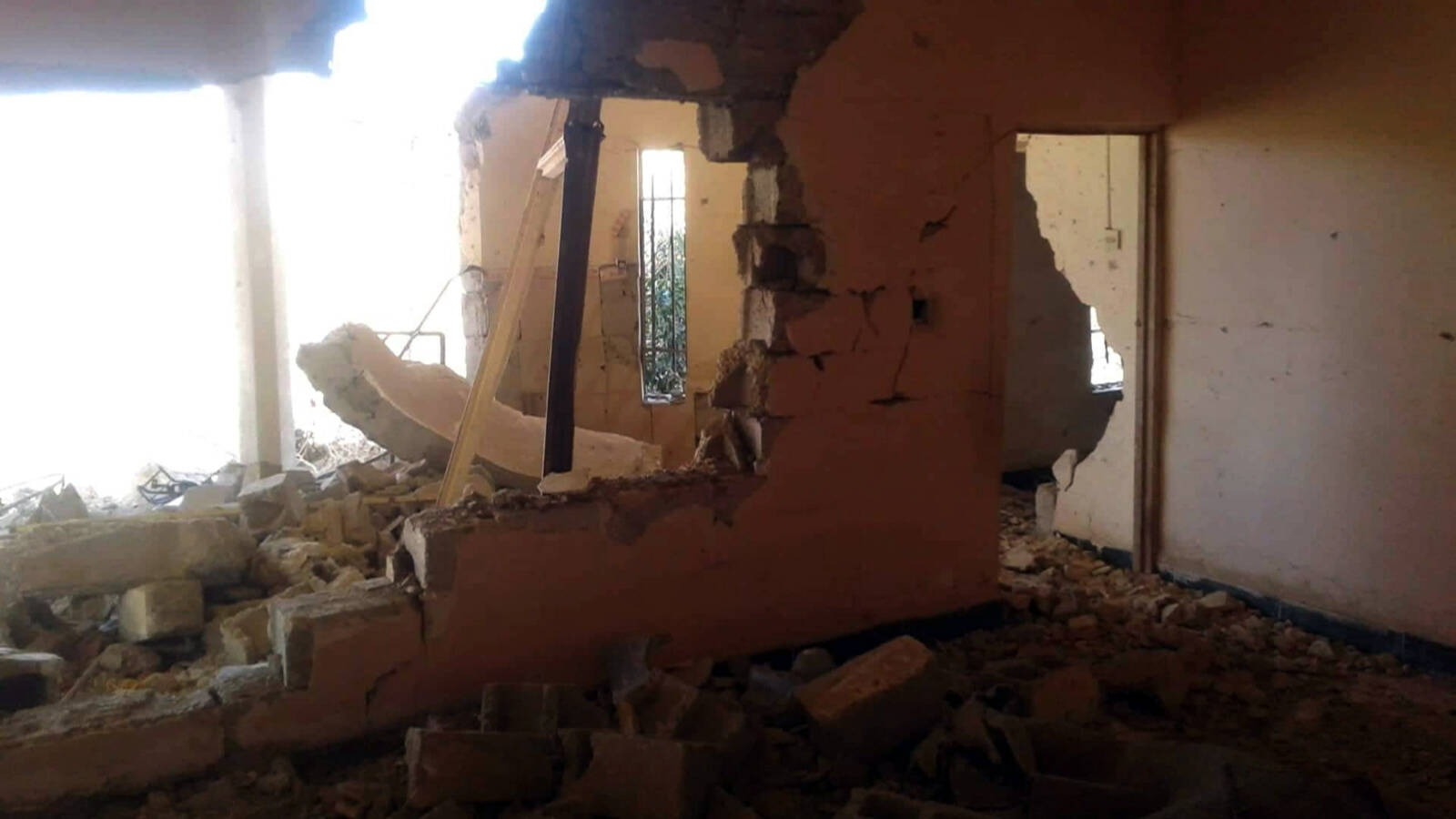 A photo that Alaa Qader took of his house, 1 to 1,5 kilometers away from the site of the incident, after a Dutch airstrike on an ISIS weapon facility in Hawijah, Kirkuk, on June 2nd-3rd 2015 (via NOS).