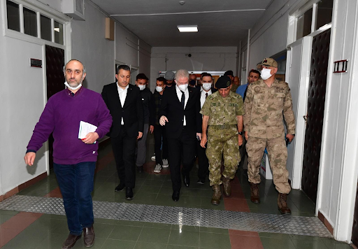 @gantepvalilgi tweeted that the Governor Davut Gul visited the injured soldiers in hospital (Image via Twitter)