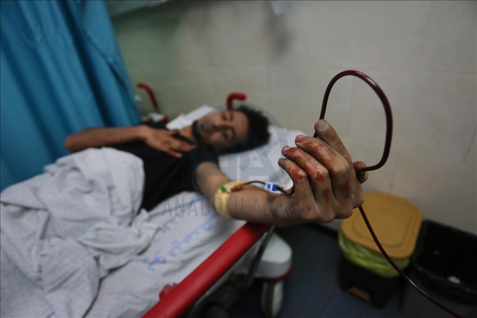 Gazans injured in Israeli attack carried out to home of Palestinian Abu Khatab Familiy living in Al-Shati Camp in Gaza Strip, receive treatment at Shifa Hospital on May 15, 2021 (Image posted by Anadolu Agency)