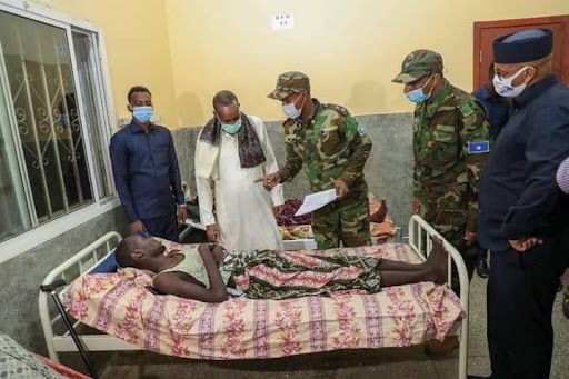 Prime Minister of Somalia visits soldiers wounded in Al Shabaab attack on Awdhiigle and Barire military bases. (Image posted by MM Dhoore via Twitter)