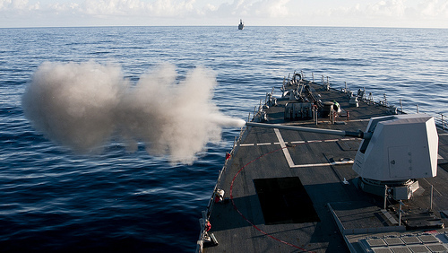 The USS Chafee fires its 5 inch gun on a training exercise (US Navy/ Specialist Seaman Sean Furey/Flickr)