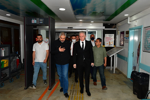 @gantepvalilgi tweeted that the Governor Davut Gul visited the injured soldiers in hospital (Image via Twitter)