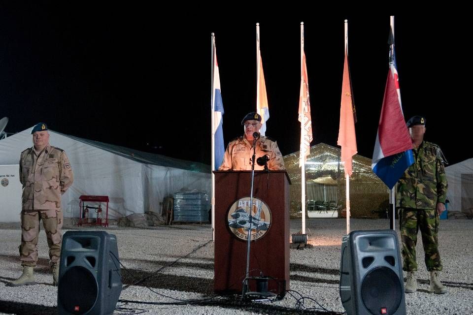 Dutch Royal Air Force Commander Lt General Sander Schnitger addresses F-16 crews, Dec 18 2014 (Dutch MoD) 