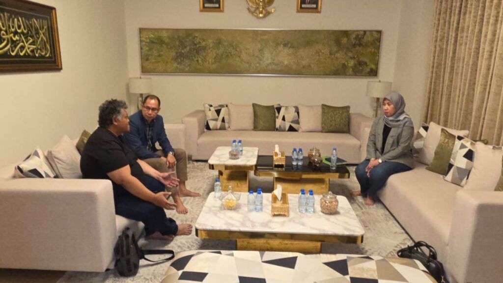 Indonesian Ambassador to the United Arab Emirates, Judha Nugraha, speaks with one of the surviving Indonesian crew members following the explosion of the Musaffah 2 vessel in the Strait of Hormuz, which resulted in the deaths of several crew members. The whereabouts of three Indonesian crew members remain unknown. Photo: Kemlu.go.id
